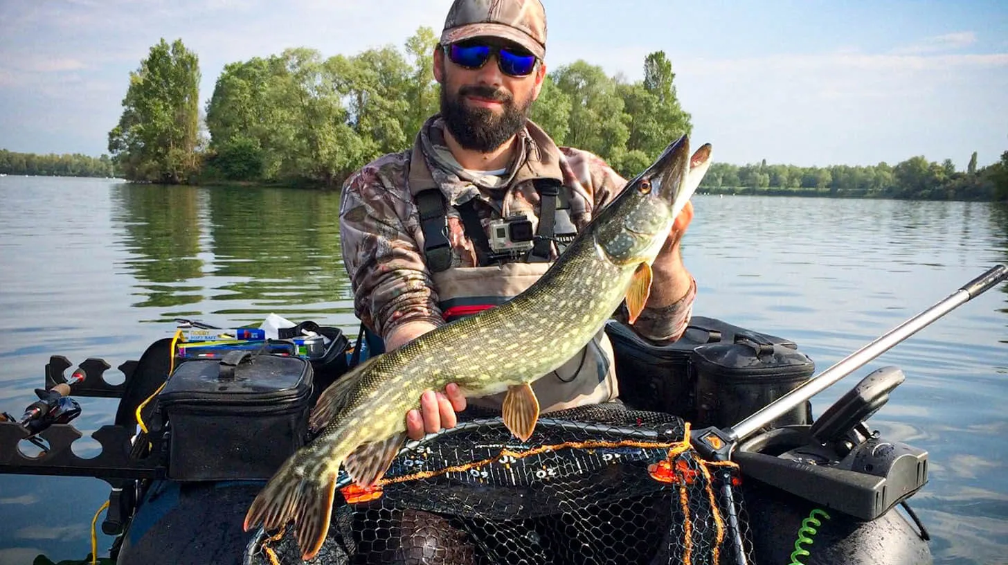 Faut-il absolument pêcher en float tube pour piquer du brochet